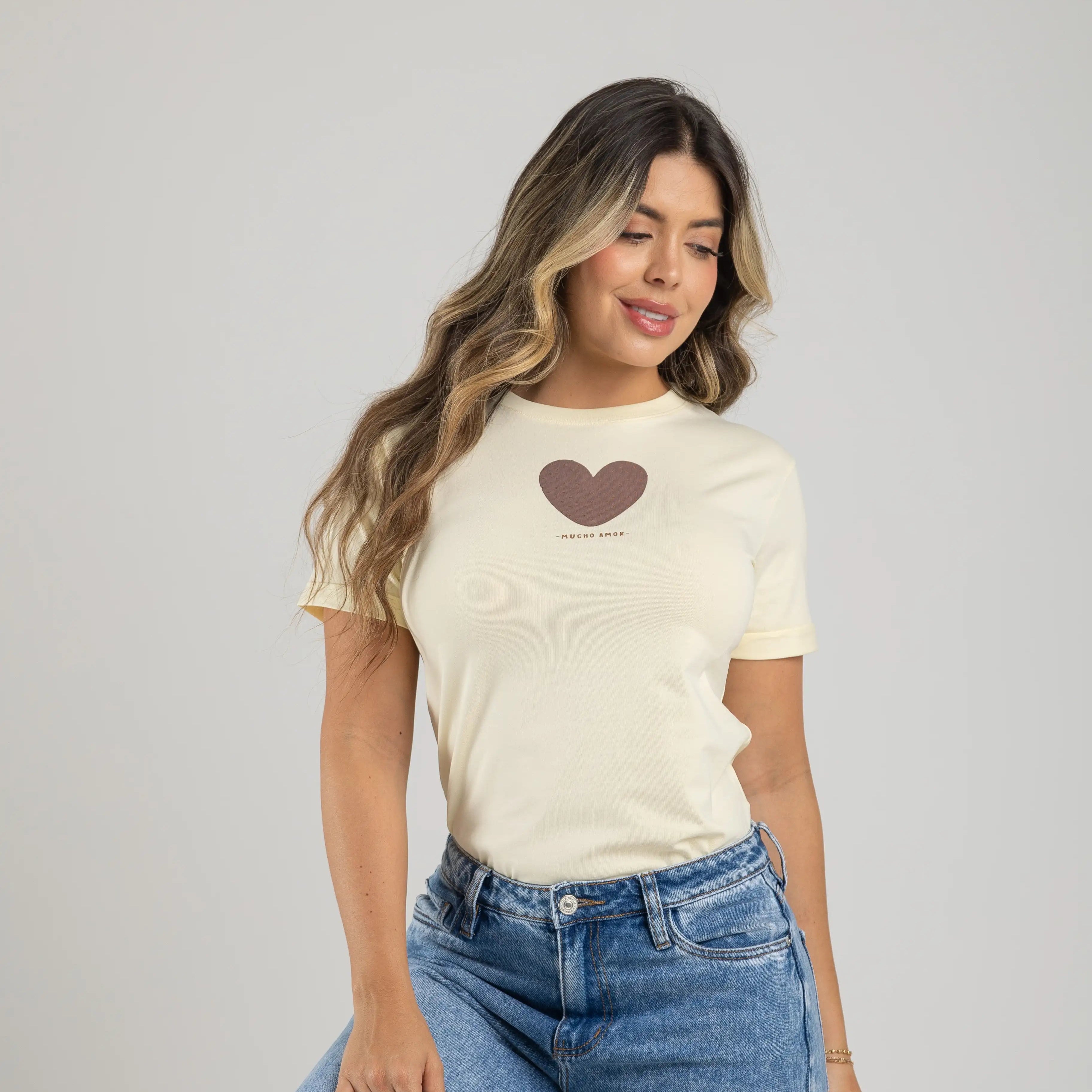 CAMISETA MUCHO AMOR