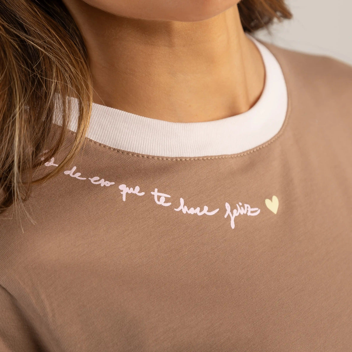 CAMISETA MÁS DE ESO QUE TE HACE FELIZ