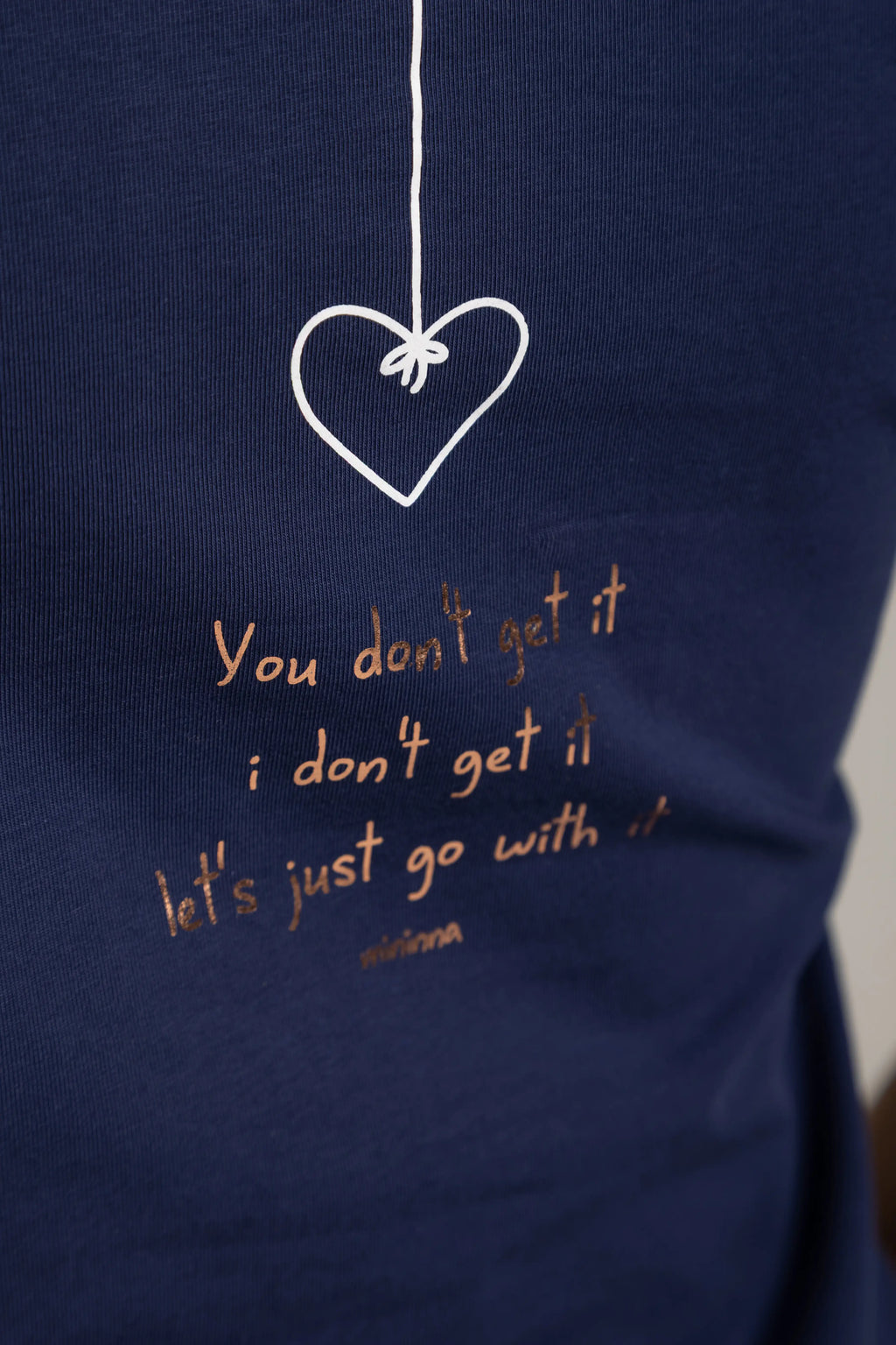 CAMISETA CORAZÓN COLGADO