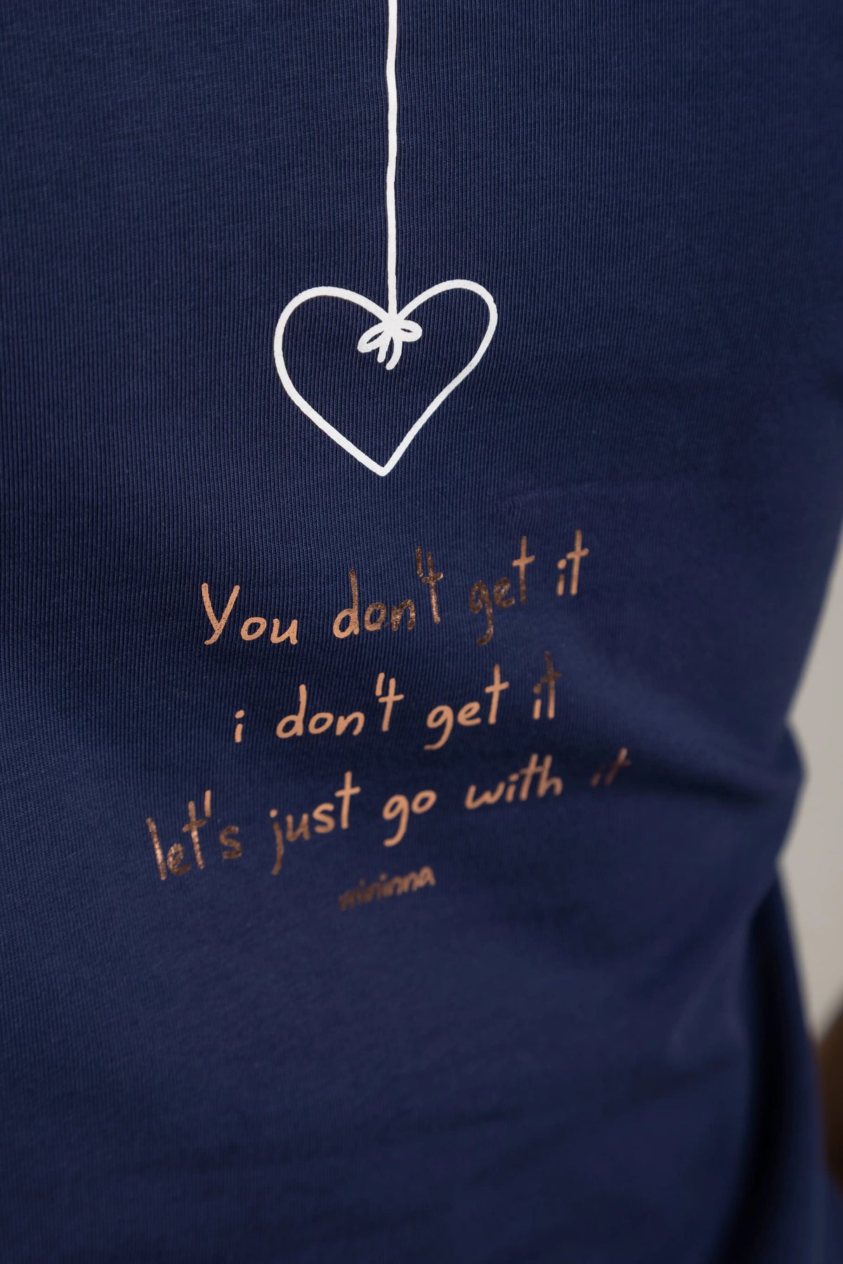 CAMISETA CORAZÓN COLGADO